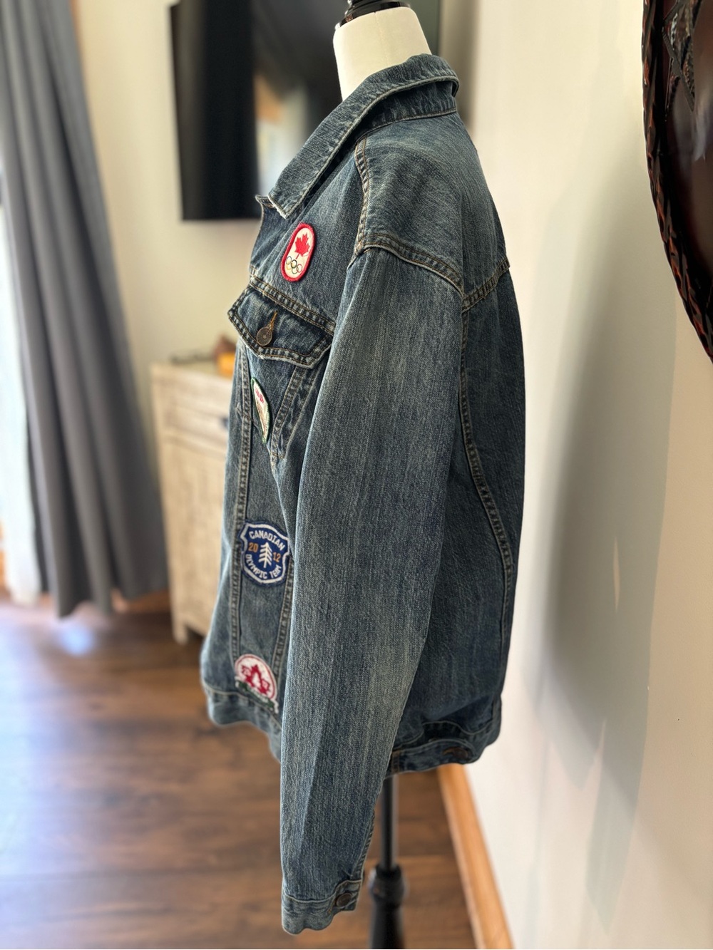 Hudson Bay Co. 2012 CollectableVintage Olympic Denim Jacket/ Canadian Patches
Lg - Picture 7 of 10